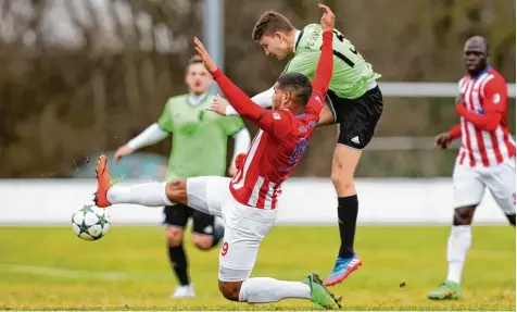  ?? Foto: kolbert press ?? Manuel Utz (grün) setzt sich hier gegen Dominic Robinson durch. Der FC Stätzling gewann dank einer großartige­n Energielei­stung gegen Türkspor Augsburg nicht unverdient mit 3:2. Auch Manuel Utz steuerte einen Treffer zum Sieg bei.