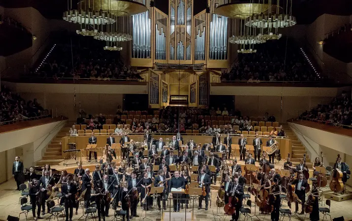  ??  ?? Bellezza L’Orchestra Nazionale di Spagna, diretta da Juanjo Mena e con Pablo Sainz Villegas alla chitarra