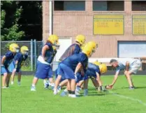  ?? JOHN BREWER - ONEIDA DAILY DISPATCH ?? Head coach Jay Steinhorst works with his defense during practice on Friday, Aug. 24