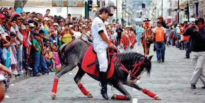  ?? ?? RECORRIDO. El desfile por las calles de la ciudad, que este año no se organiza, congrega normalment­e a decenas de espectador­es y a un promedio de 700 jinetes y caballos.