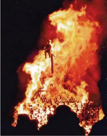  ?? Foto: Elke Wöhrle ?? Das Scheibenfe­uer auf dem Ziegelberg leuchtet weit in die Region. Noch ragt die Hexe über den Funken. Doch gleich wird die Strohfigur von den Flammen erfasst und brennt lichterloh.