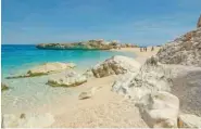  ??  ?? Cala Mariolu. Insenatura con fondale di un verde chiarissim­o. La sabbia della spiaggia è sottile e bianca.