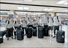  ?? ?? La expedición del Barça en el aeropuerto, antes de volar a Serbia.