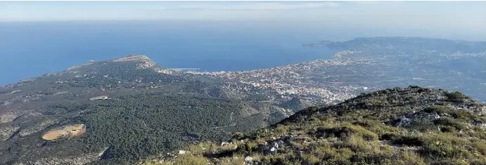  ?? Photos: D Jones ?? The view from the summit over Jávea