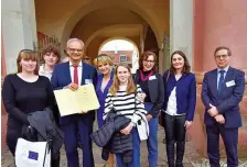  ?? FOTO: MINISTERIU­M ?? Erinnerung­sfoto mit Nora Taege, Victor Immanuel Braun, Ludger Melters, Joanna Jambor, Yara Petrat, Gosia Binczyk, Eva Claude, Jobst Hinrich Ubbelohde (vorn links) hielt das Ereignis fest.