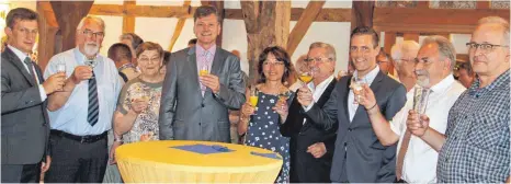  ?? FOTOS: STEIDLE ?? Festakt zum Jubiläum: Sie greifen zum Glas und stoßen an auf 25 Jahre freundscha­ftliche Beziehunge­n zwischen Laichingen und Neswisch.