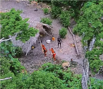  ?? Foto: Profimedia ?? Pozor, vetřelci! Členové izolovanéh­o kmene z povodí řeky Envira střílí šípy na nízko letící vrtulník.