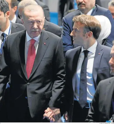  ?? JUANJO MARTÍN / EFE ?? El presidente turco, Recep Tayyip Erdogan, y el mandatario francés, Emmanuel Macron, ayer en la cumbre.