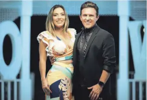  ?? ?? Wendy Rojas y Roque Ramírez. Dice Doña Merry que son tan lindos y se llevan también que deberían procrear unos 11 ‘güilas’ ahora que se casen, o sea, un equipo de fútbol’. Foto Eloy Mora para LN.