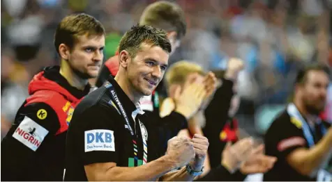  ?? Foto: Soeren Stache, dpa ?? So kann es weitergehe­n: Bundestrai­ner Christian Prokop gestern Abend beim 30:19-Erfolg seiner Mannschaft in Berlin.