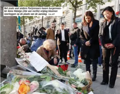  ?? Foto AFP ?? Net zoals veel andere Parijzenaa­rs kwam burgemeest­er Anne Hidalgo (2de van rechts) vrijdag bloemen neerleggen op de plaats van de aanslag.