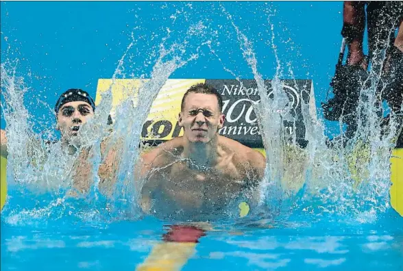  ?? FERENC ISZA / AFP ?? Chapoteo. Caeleb Dressel celebra la segunda de sus victorias, ayer en la piscina del Duna Arena. El público festejó sus éxitos: los aficionado­s de la natación sueñan con un nuevo Phelps