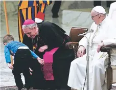  ?? Afp ?? JUEGO.“Es argentino... indiscipli­nado”, le dijo el Papa al prefecto de la Casa Pontificia, el monseñor alemán Georg Gaensw.