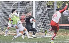  ?? RP-FOTO: ARCHIV/KÖHLEN ?? Der 36-jährige Serhat Göksu, seit 2019 im Verein, hütet jetzt in der dritten Saison das Tor des SV Ost.