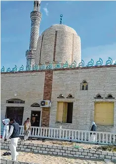  ?? Foto: afp ?? Die Al Rawdah Moschee nach dem Anschlag. Terroriste­n richteten rund um das Got teshaus ein schrecklic­hes Blutbad an.
