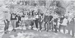  ??  ?? PENGALAMAN BERHARGA: Pensyarah dan pelajar bergambar kenangan di Taman Tumbina, Bintulu.