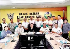  ?? ?? Sempurai (seated, centre), with Teo on his left and others in a group photo, taken during the press conference at Wisma Sanyan.