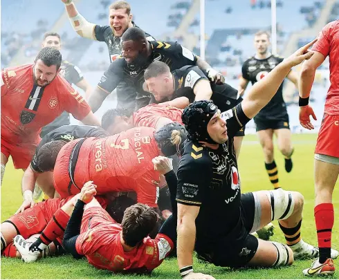  ?? PICTURES: Getty Images ?? Jubilation: Wasps players celebrate as Brad Shields scores their second try against Toulouse