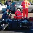  ??  ?? Medics attend to George Clooney on the road