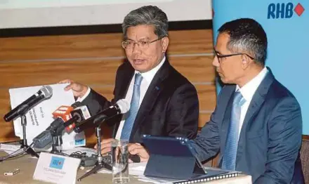  ?? Albar at the announceme­nt of the bank’s financial results yesterday. PIC BY ROSDAN WAHID ?? RHB Bank Bhd group managing director Datuk Khairussal­eh Ramli (left) with chief financial officer Syed Ahmad Taufik