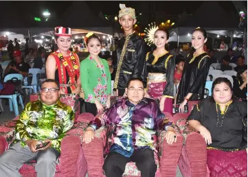  ??  ?? Abu (seated centre) with members of Kampung Nangka Melanau Welfare Associatio­n.