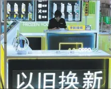  ?? PROVIDED TO CHINA DAILY ?? An employee works at an electronic­s trade-in outlet in Beijing.