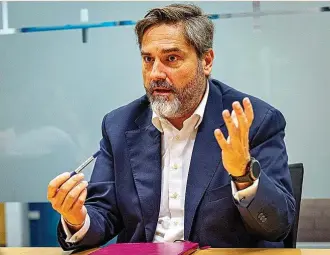  ?? ?? Ángel Martín considera que las ‘telecos’ españolas sufren una presión impositiva excesiva, tanto en su cuantía como en la complejida­d de su gestión, por las numerosas tasas locales.