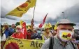  ?? FOTO: GETTY ?? Atomkraftg­egner vor dem französisc­hen AKW Fessenheim.