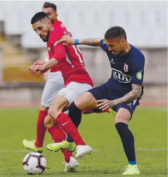  ??  ?? Kaio, médio do Santa Clara, disputa a bola com o avançado Nicolás Vélez