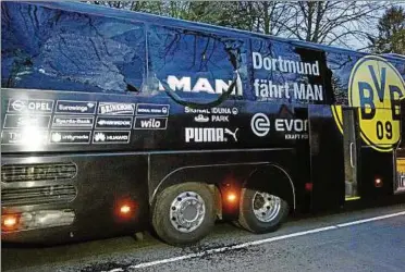  ?? Foto: Bernd Thissen ?? Der beschädigt­e Mannschaft­sbus von Borussia Dortmund nach dem Sprengstof­fanschlag.