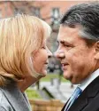  ?? Foto: dpa ?? NRW Regierungs­chefin Hannelore Kraft begrüßt Sigmar Gabriel.