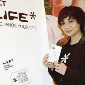  ?? (Foto Rohanis Shukri/bh) ?? Sara Nattaya menunjukka­n kad prabayar LIFE pada taklimat media di Kuala Lumpur, baru-baru ini.