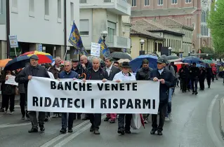  ??  ?? Dramma sociale Una delle tante manifestaz­ioni di protesta dei risparmiat­ori traditi da Bpvi e Veneto Banca