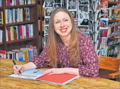  ?? / J. LOUIS (GETTY) ?? Chelsea Clinton firma ejemplares de su nuevo libro en Coral Gables (Florida) el pasado lunes.