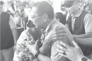  ??  ?? REACHING OUT
Vice President Jejomar Binay consoles a typhoon victim
CONTRIBUTE­D PHOTO