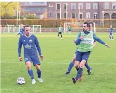  ?? FOTO: MARK MOCNIK ?? Vasilis Kuhn (grünes Leibchen) vom FC Hellas beim Torschuss, der jedoch nicht ins Ziel findet.