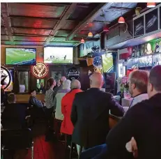  ?? FOTO: SVEN HOPPE/DPA ?? Das ist derzeit oft die einzige Möglichkei­t, wenn man gemeinsam Fußball schauen möchte: In einer Kneipe läuft auf den Fernsehern das Spiel zwischen Bayern München und Werder Bremen.