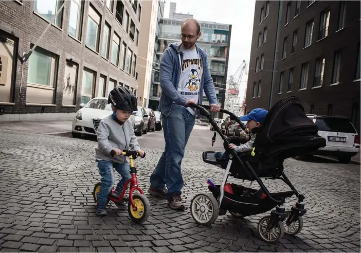  ?? FOTO: NIKLAS MELTIO ?? – Busholmen är ganska bra för barnfamilj­er, säger Kristoffer Meinander, men högt på önskelista­n finns en svensksprå­kig skola i grannskape­t. Sonen Edvin på cykel och Jacob i vagnen.