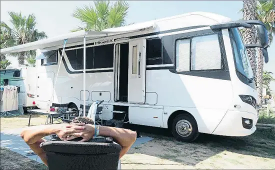  ?? PERE DURAN / NORD MEDIA ?? Los viajeros de una autocarava­na descansan en el camping Las Dunas de Sant Pere Pescador