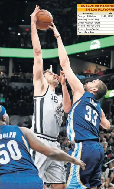  ??  ?? FRATERNAL BATALLA. Marc Gasol tapona el lanzamient­o de su hermano Pau.