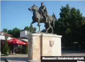  ??  ?? Monumenti i Skënderbeu­t mbi kalë. Shkup