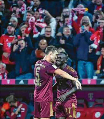  ?? Foto: Sven Hoppe, dpa ?? Benjamin Pavard freut sich mit Sadio Mané über dessen Tor zum 3:0. Später ließ der Stürmer einen weiteren Treffer folgen, der allerdings einkassier­t wurde. Ein Gefühl, das der 30-Jährige kennt.