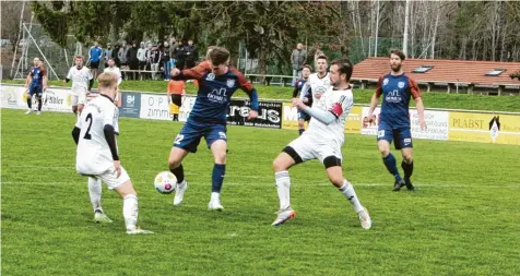  ?? Foto: Hieronymus Schneider ?? Robin Keiß (am Ball) erzielte für Langerring­er gegen Dinkelsche­rben den Ausgleich und leitete die Wende ein.