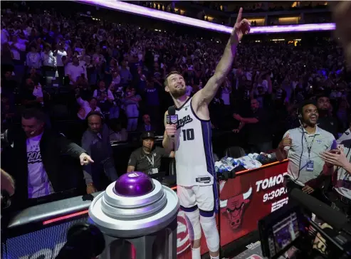  ?? AP PHOTO ?? SACRAMENTO KINGS forward Domantas Sabonis lights the beam after the team’s victory over the Golden State Warriors in an NBA basketball play-in tournament on April 16 in Sacramento, California▪