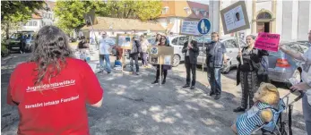  ?? FOTO: CHRISTIAN FLEMMING/ARCHIV ?? Die letzte Demo für Kinderrech­te organisier­te Sabine März – im Bild mit dem Rücken zum Betrachter – im Jahr 2013 in Lindau, wo sie damals noch wohnte.