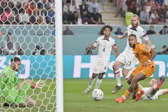  ?? — AFP photo ?? Memphis Depay (centre) attempts to score during the Qatar 2022 World Cup round of 16 football match between the Netherland­s and USA at Khalifa Internatio­nal Stadium in Doha.