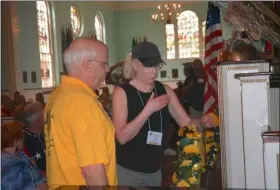  ?? RICHARD ILGENFRITZ - MEDIANEWS GROUP ?? Mary and George Studor place a wreath in recognitio­n of the families of the Veterans of the 83rd Infantry Division.