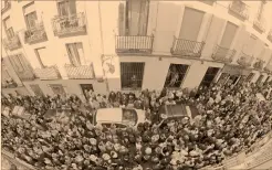  ?? Foto: reuters ?? En el barrio madrileño de Lavapiés, gente a favor del referéndum de Cataluña se manifestó ayer.