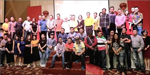  ??  ?? Dr Sim (back, 12th left) in a group photo with journalist­s and guests. From his left are KDJA chairperso­n Jacqueline Nur Atiqah and Batu Kitang assemblyma­n Lo Khere Chiang.