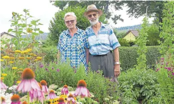  ?? FOTO: BOMBARDI ?? Christa und Wolfgang Fürstenber­g sind begeistert: Das Gartenjahr 2018 im VS-Schwenning­er Gunnental ist ein Hit.